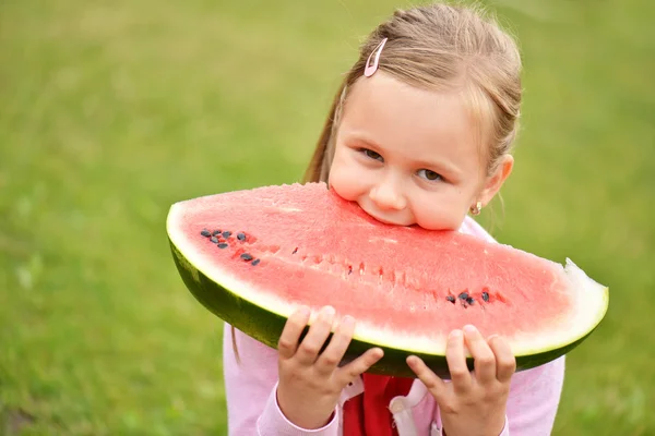 Cute little girl eating watermelon — Stock Photo, Image