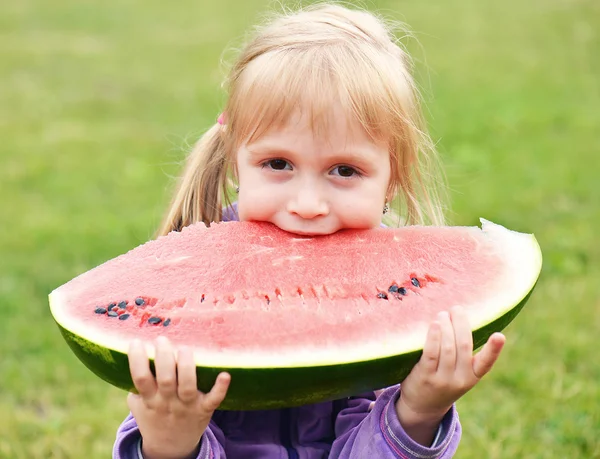 Schattig klein meisje eten watermeloen — Stockfoto