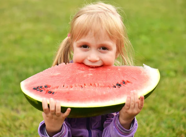 Schattig klein meisje eten watermeloen — Stockfoto