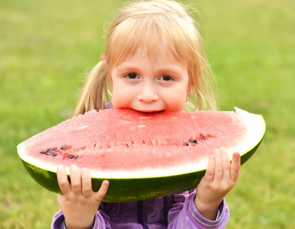 Schattig klein meisje eten watermeloen — Stockfoto