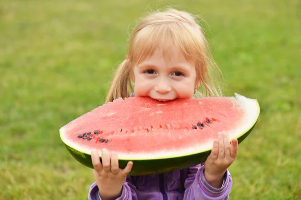 Schattig klein meisje eten watermeloen — Stockfoto