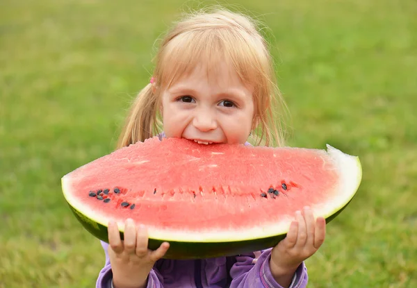 Schattig klein meisje eten watermeloen — Stockfoto