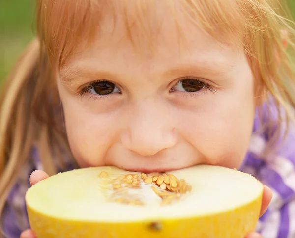 Little girl eating melon — Stock Photo, Image