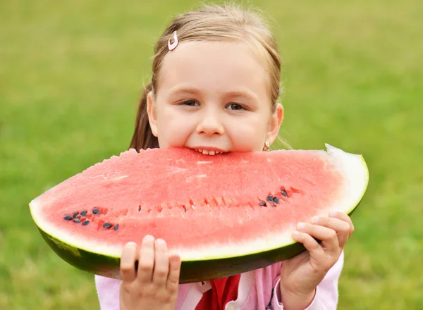 Schattig klein meisje eten watermeloen — Stockfoto