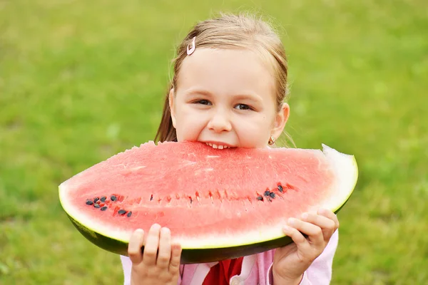 Schattig klein meisje eten watermeloen — Stockfoto