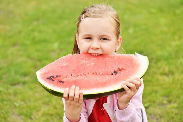 Cute little girl eating watermelon — Stock Photo, Image