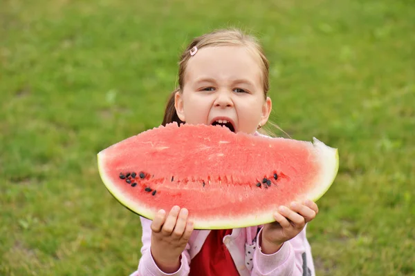 Schattig klein meisje eten watermeloen — Stockfoto