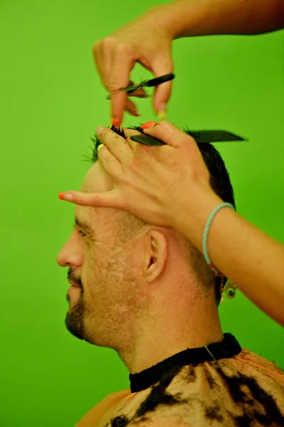 Down syndrome man at hairdresser — ストック写真