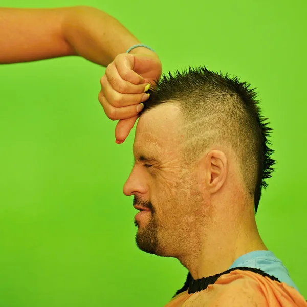 Síndrome de Down hombre en peluquería —  Fotos de Stock