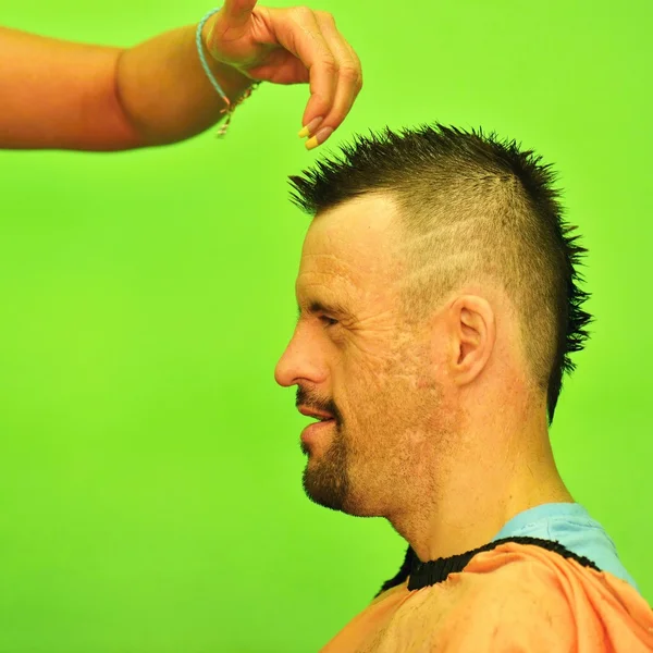 Down syndrome man at hairdresser — ストック写真