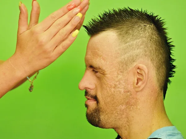 Down syndrome man at hairdresser — ストック写真