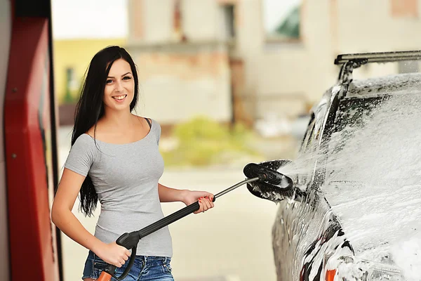 Kobieta myjąca samochód — Zdjęcie stockowe