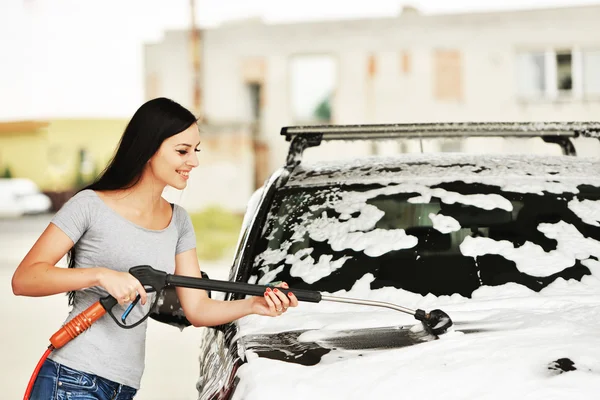 Kvinna tvätta bilen — Stockfoto