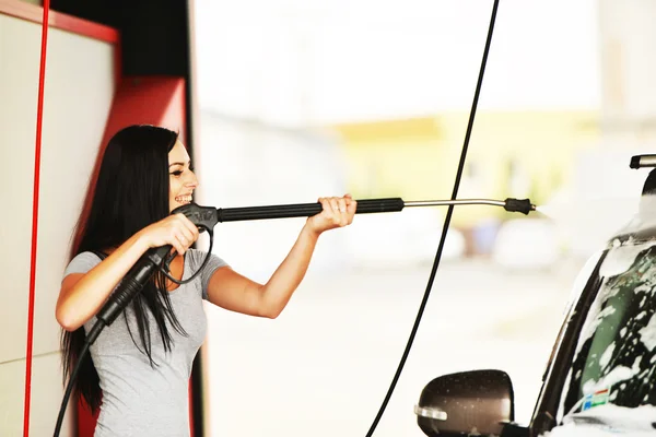 Mulher lavando o carro — Fotografia de Stock