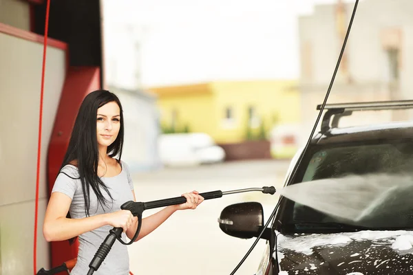 Mujer lavando el coche —  Fotos de Stock