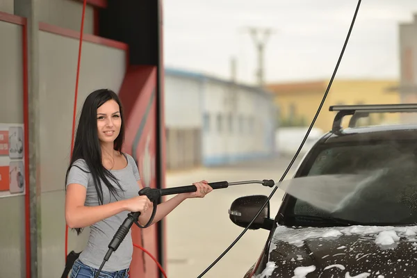 Vrouw wassen van de auto — Stockfoto