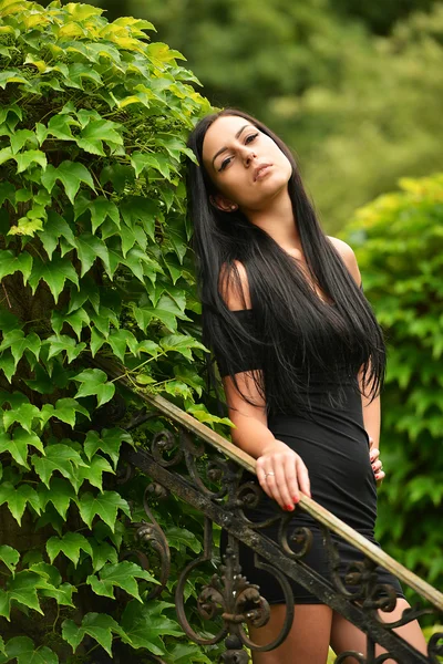 Vacker flicka i trädgården — Stockfoto