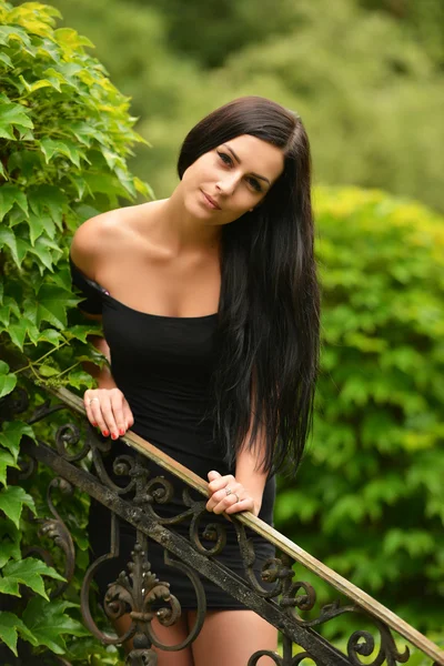 Menina bonita no jardim — Fotografia de Stock