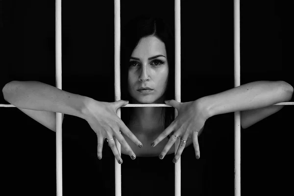 Žena za mřížemi — Stock fotografie