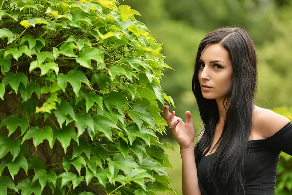 Mooi meisje in tuin — Stockfoto