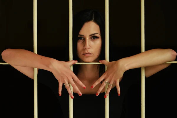 Žena za mřížemi — Stock fotografie