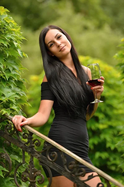 Kız wine ile bahçesinde — Stok fotoğraf