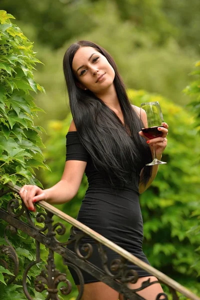 Mädchen im Garten mit Wein — Stockfoto