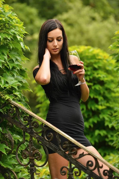 와인와 함께 정원에서 여자 — 스톡 사진