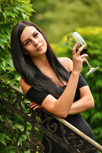 ワイン ガーデンの少女 — ストック写真