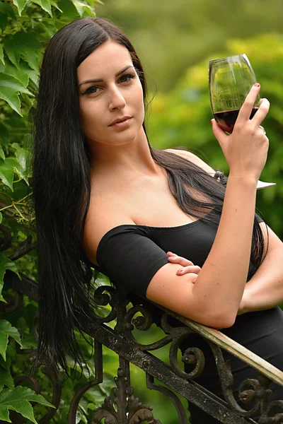 Flicka i trädgården med vin — Stockfoto