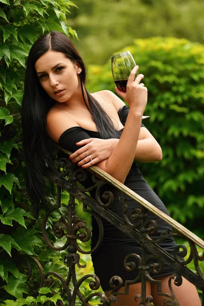 Girl in garden with wine — Stock Photo, Image