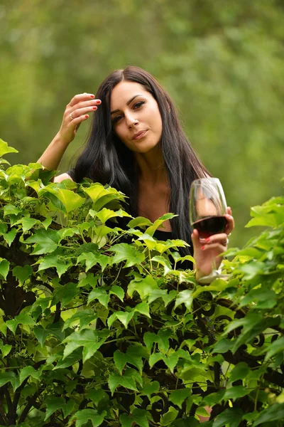 Fille dans le jardin avec du vin — Photo