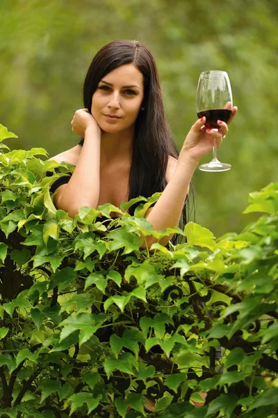 Fille dans le jardin avec du vin — Photo