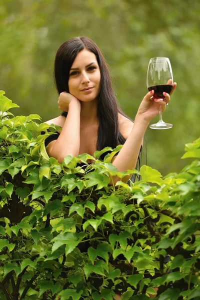 Chica en el jardín con vino —  Fotos de Stock