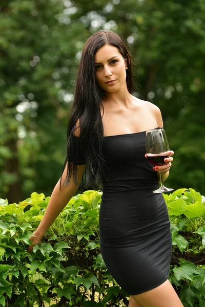 Girl in garden with wine — Stock Photo, Image