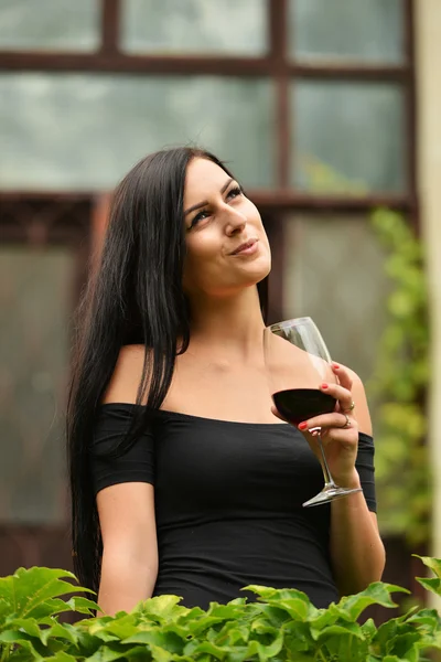 Ragazza in giardino con vino — Foto Stock