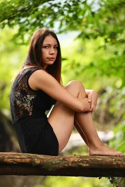 Mujer disfrutando de la naturaleza —  Fotos de Stock