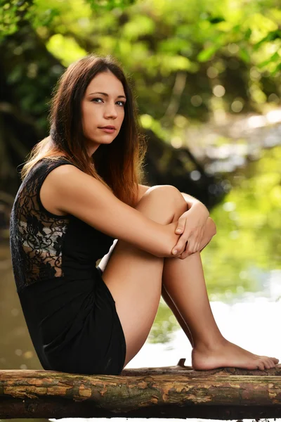 Vrouw genieten van natuur — Stockfoto