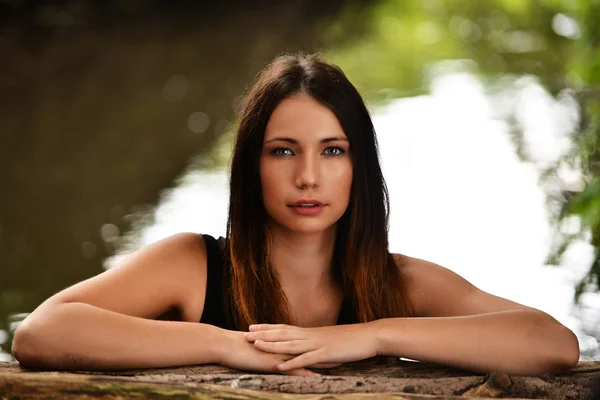 Mujer disfrutando de la naturaleza — Foto de Stock