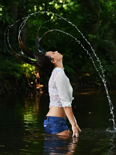 Mulher desfrutando da natureza — Fotografia de Stock