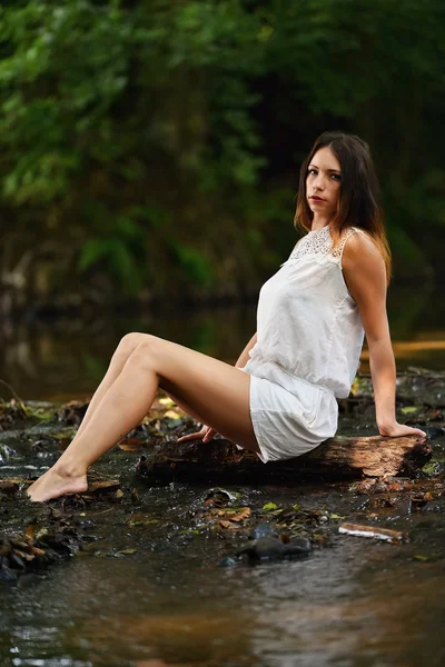 Mulher desfrutando da natureza — Fotografia de Stock