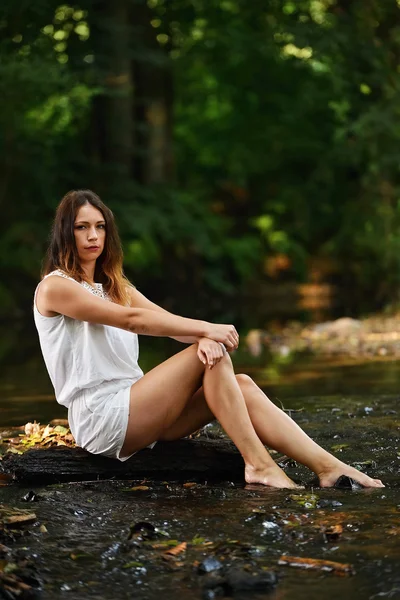 Mujer disfrutando de la naturaleza —  Fotos de Stock