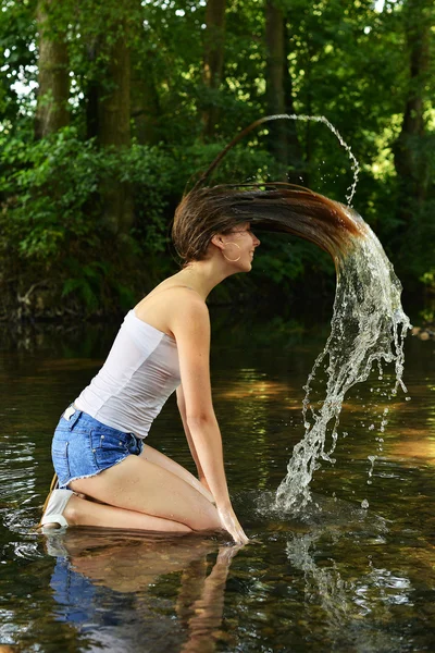 Mujer ondeando cabello mojado — Foto de Stock