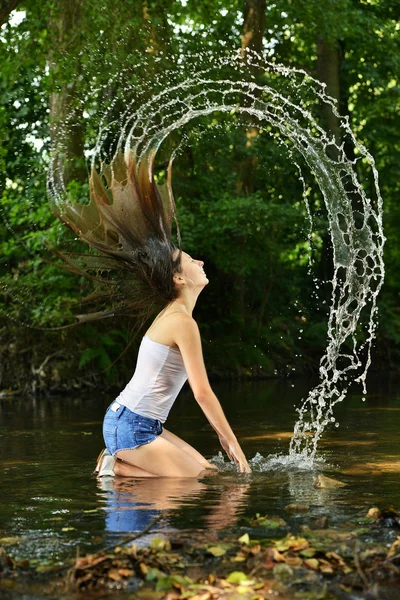 Donna che agita i capelli bagnati — Foto Stock