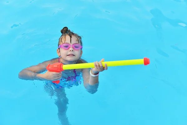 Kid in swimming pool — Stock Photo, Image