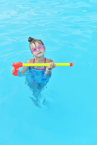 Ребёнок в бассейне — стоковое фото