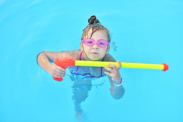 Kid in swimming pool — Stock Photo, Image