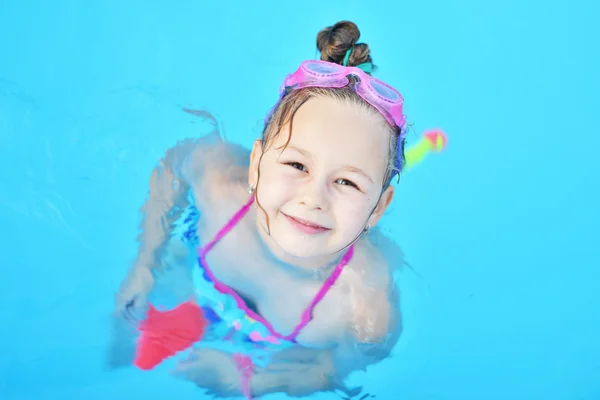 Kid in swimming pool — Stock Photo, Image