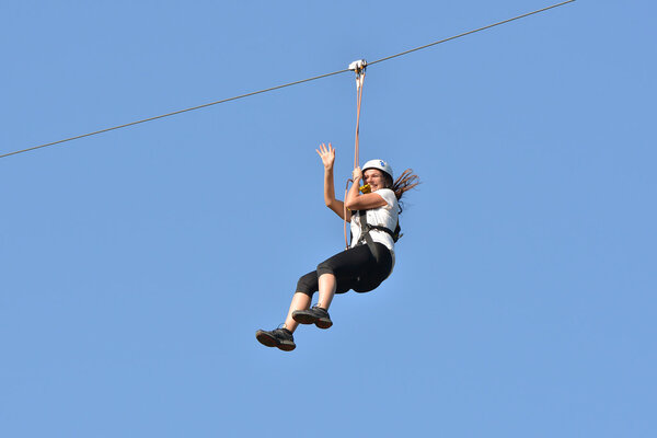 Счастливая женщина карабкается
