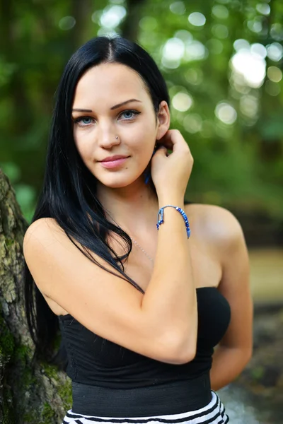 Mujer disfrutando de la naturaleza —  Fotos de Stock